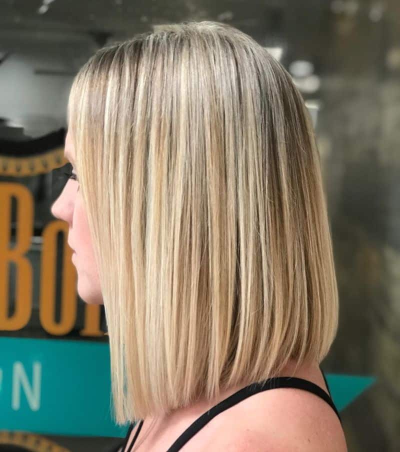 13. Sleek Honey Blonde Lob