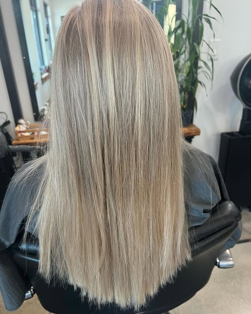 8. Sleek Vanilla Cream Foilayage