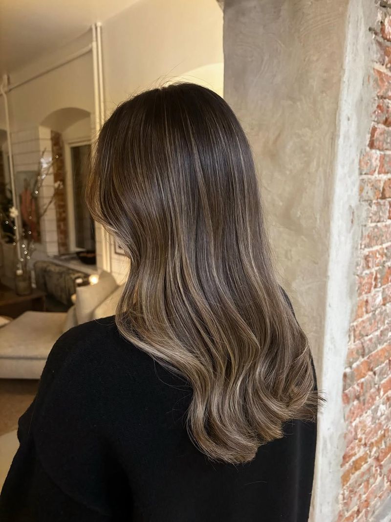 18. Smoky Ash Brown Waves