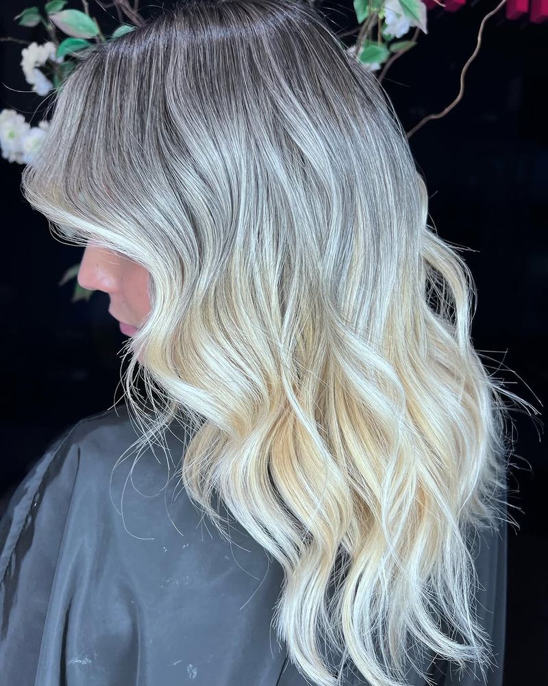 30. Smudged Root Cream Blonde