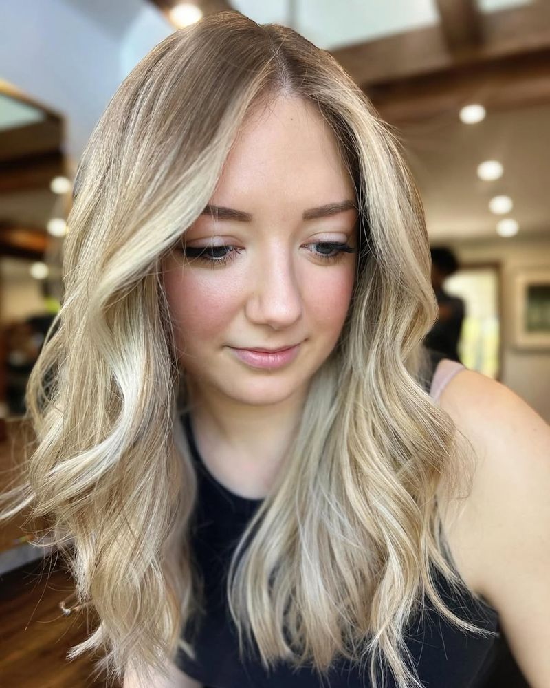 26. Soft Vanilla Face-Framing Waves